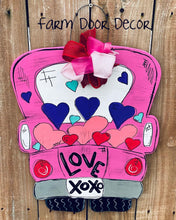 Load image into Gallery viewer, Valentine door hanger, valentine's front door decor, valentines gift, valentines door, Housewarming gift, valentine gift, valentines decor