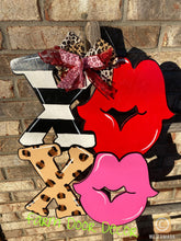 Load image into Gallery viewer, Valentine's day door hanger, Valentine's decor, Valentine's front door decor, Housewarming gift, Happy Valentine's Day, Heart Decor