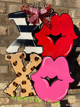 Load image into Gallery viewer, Valentine's day door hanger, Valentine's decor, Valentine's front door decor, Housewarming gift, Happy Valentine's Day, Heart Decor